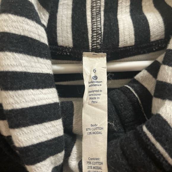 Lululemon "In A Cinch" Reversible Lightweight Cowl Neck Pullover Size 6 Gray - Picture 2 of 9